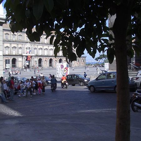 Serra Casa Vacanza A Piazza Del Plebiscito Neapel Exterior foto
